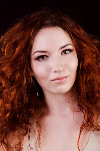 Güzel genç redhead kadınla mükemmel gündüz makyaj ve gülümseyen uzun gümüş küpe — Stok fotoğraf