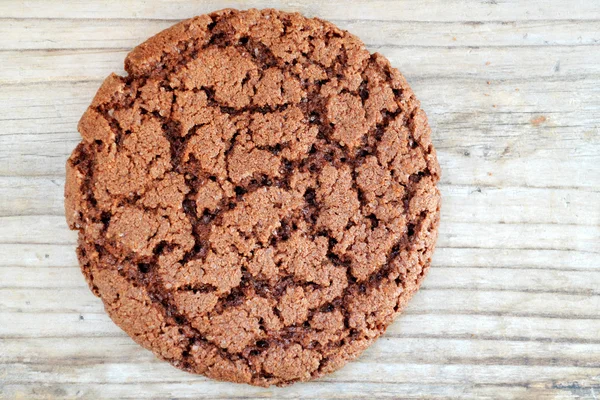 Biscoitos de chocolate saborosos na mesa de madeira — Fotografia de Stock