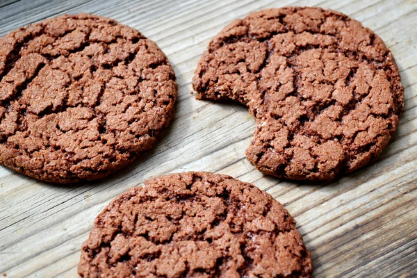 Biscuits au chocolat savoureux sur une table en bois — Photo