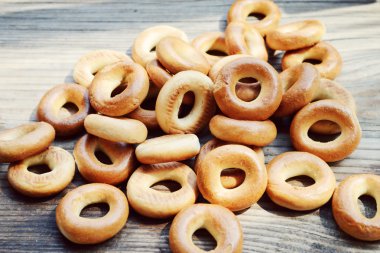 çok sayıda küçük kuru simit ahşap tablo
