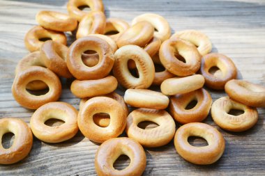 çok sayıda küçük kuru simit ahşap tablo