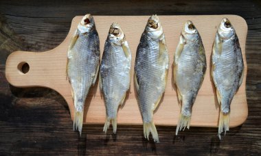 Tuzlu stockfish cod ahşap tahta üzerinde