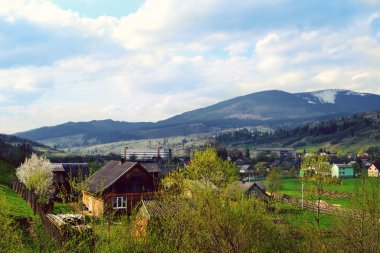 Ukrayna dili Karpat Dağları ile parlak mavi gökyüzü ve yeşil çayır