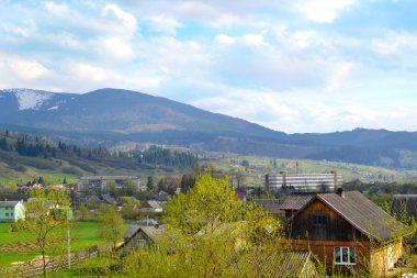 Ukrayna dili Karpat Dağları ile parlak mavi gökyüzü ve yeşil çayır
