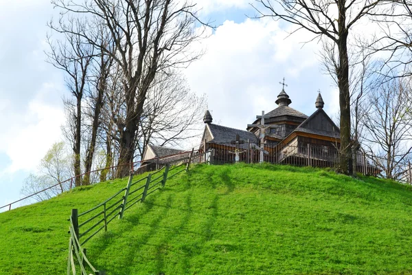 Alte Holzkirche in der ukrainischen Region der Karpaten — Stockfoto