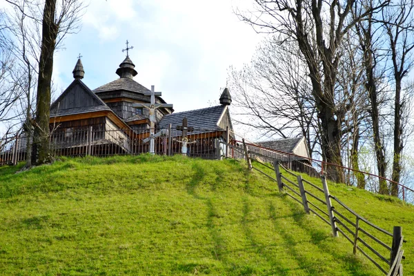 Old wooden church in Ukrainian region of Carpathian mountains — Stock Photo, Image