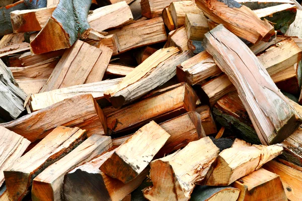 Gros tas de billes et de blocs de bois de chauffage — Photo