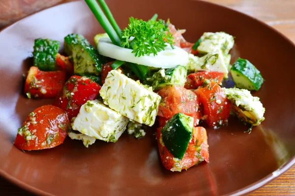 Salada vegetariana saborosa com tomate, queijo feta e pepino — Fotografia de Stock