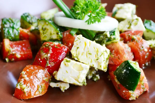 Leckerer vegetarischer Salat mit Tomaten, Feta-Käse und Gurken — Stockfoto