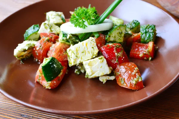 Смачний вегетаріанський салат з помідорами, сиром фета та огірком — стокове фото