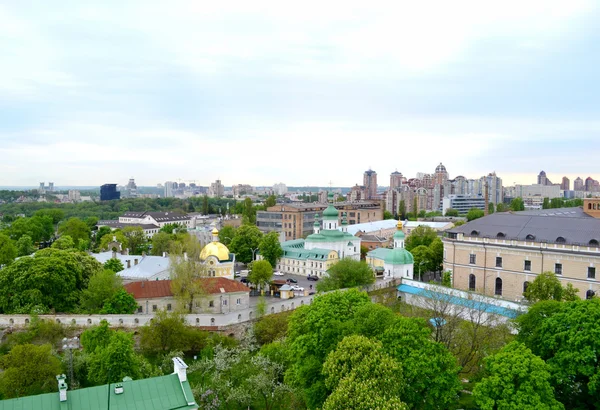 Panoramisch uitzicht van Kiev daken en bossen — Stockfoto