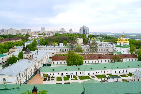 Vista panorâmica dos telhados e bosques de Kiev — Fotografia de Stock