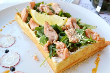 Roka, krema sos ve kavrulmuş somon ile Belçika waffle