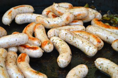 bir barbekü ızgara sosis