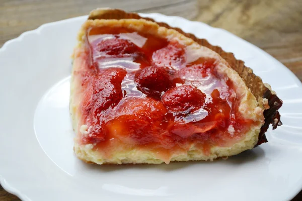 Ein Stück leckerer Erdbeerkuchen — Stockfoto