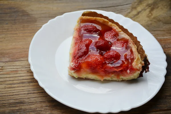 Une tranche de tarte aux fraises savoureuse — Photo