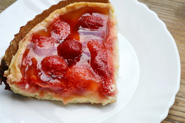 Ein Stück leckerer Erdbeerkuchen — Stockfoto