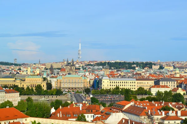 Paisaje de la ciudad de Praga con techos rojos europeos — Foto de Stock