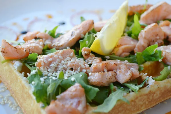 Gofre belga con rúcula, salsa de crema y salmón asado —  Fotos de Stock