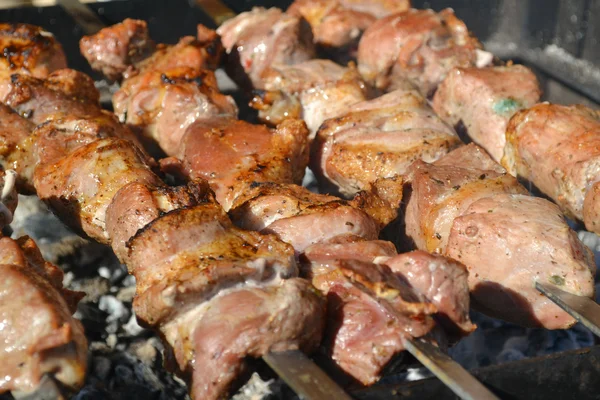 Barbecue shashlik grigliate in fumo — Foto Stock