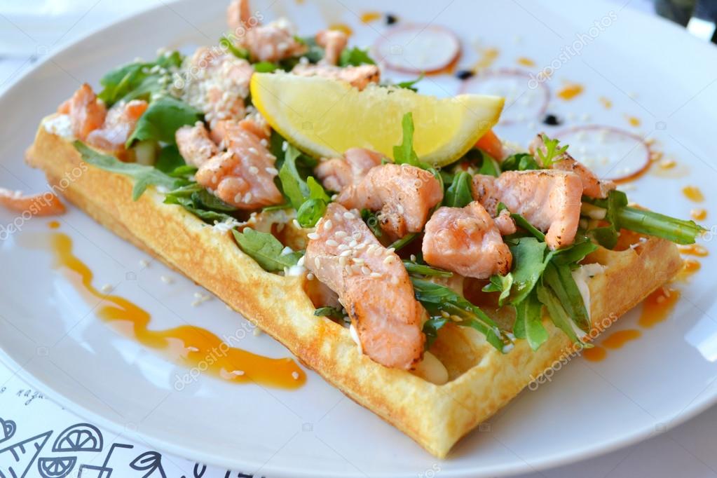 Вафля с творожным сыром и рыбой. Бельгийские вафли с яйцом пашот и семгой. Бельгийские вафли с лососем и авокадо. Бельгийские вафли с яйцом пашот. Вафля с творожным сыром и рыбой.