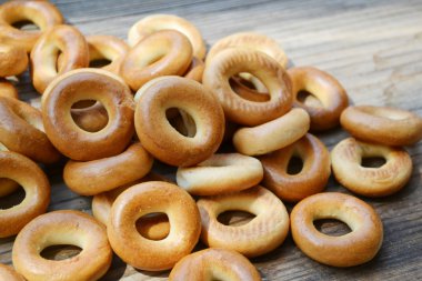 çok sayıda küçük kuru simit ahşap tablo