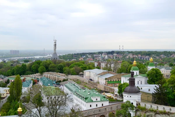 基辅的屋顶和树林的全景 — 图库照片