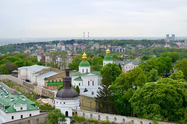 Vista panorâmica dos telhados e bosques de Kiev — Fotografia de Stock