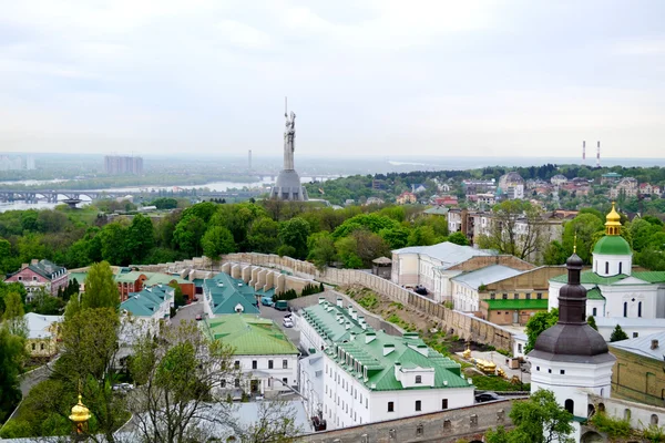 Vista panorâmica dos telhados e bosques de Kiev — Fotografia de Stock