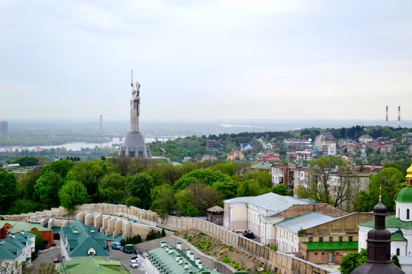 Панорамний вид на дахи та ліс Києва — стокове фото