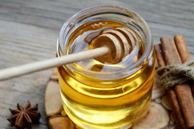 Altın bal ile honeystick. tarçın ve anason yıldız ahşap tablo