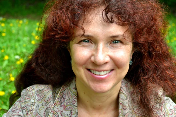 onun fourties güleryüzlü havada Kızıl saçlı mutlu güzel kadın