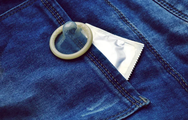 Kondom i blå jeans ficka — Stockfoto