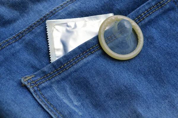 Preservativo no bolso azul jeans — Fotografia de Stock