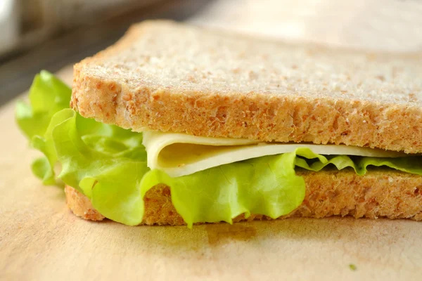 Nagy vegetáriánus sandwith, sajt és saláta saláta — Stock Fotó