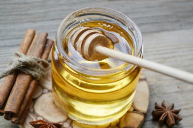 Altın bal ile honeystick. tarçın ve anason yıldız ahşap tablo