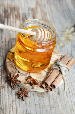 Altın bal ile honeystick. tarçın ve anason yıldız ahşap tablo