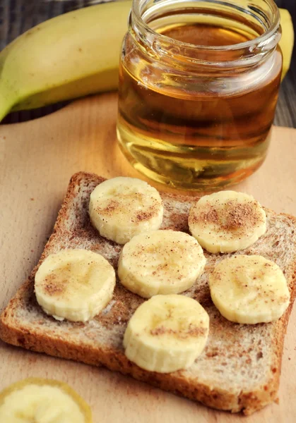 Roti panggang sehat dengan pisang, kayu manis dan madu — Stok Foto