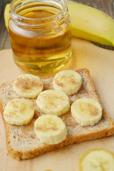 Roti panggang sehat dengan pisang, kayu manis dan madu — Stok Foto