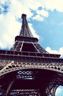 Ünlü Eyfel Kulesi üzerinde mavi gökyüzü