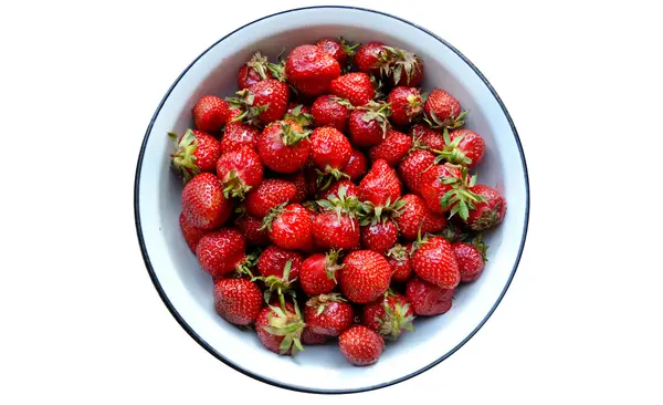 Rote Erdbeeren in einer runden Schüssel isoliert auf weiß — Stockfoto