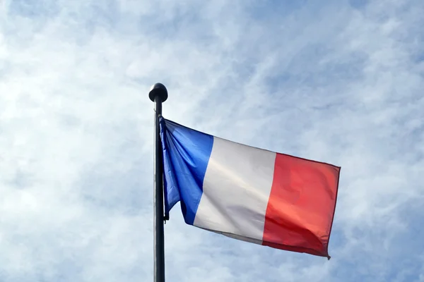 Drapeau national de France agitant le ciel bleu vif — Photo