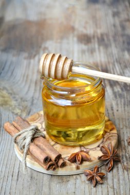 Altın bal ile honeystick. tarçın ve anason yıldız ahşap tablo