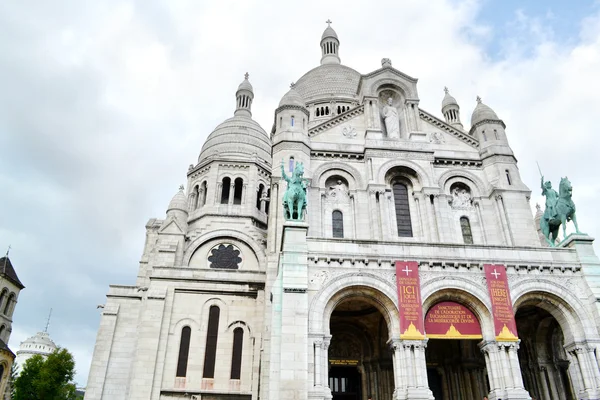 PARÍS, FRANCIA - 25 DE MAYO DE 2015: La famosa Basílica del Sagrado Corazón de París se encuentra en la cima del butte Montmartre — Foto de Stock