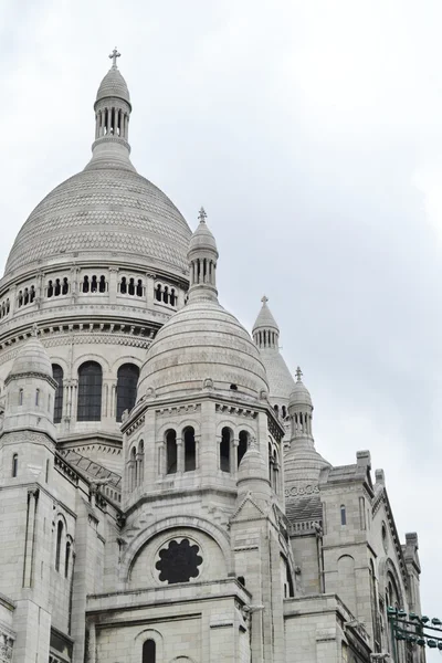 PARÍS, FRANCIA - 25 DE MAYO DE 2015: La famosa Basílica del Sagrado Corazón de París se encuentra en la cima del butte Montmartre — Foto de Stock