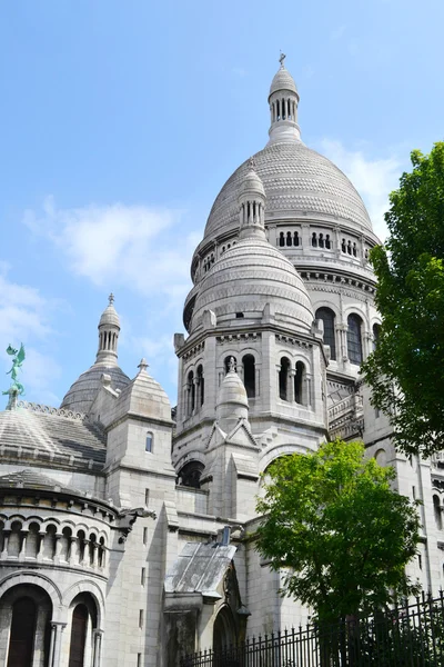 PARÍS, FRANCIA - 25 DE MAYO DE 2015: La famosa Basílica del Sagrado Corazón de París se encuentra en la cima del butte Montmartre — Foto de Stock