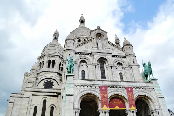 PARÍS, FRANCIA - 25 DE MAYO DE 2015: La famosa Basílica del Sagrado Corazón de París se encuentra en la cima del butte Montmartre —  Fotos de Stock