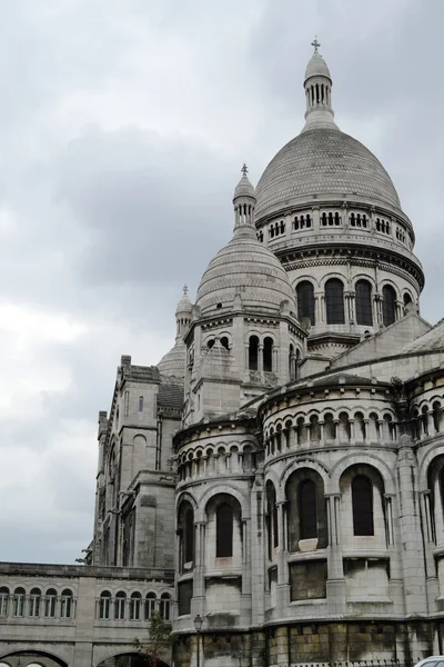 PARÍS, FRANCIA - 25 DE MAYO DE 2015: La famosa Basílica del Sagrado Corazón de París se encuentra en la cima del butte Montmartre — Foto de Stock