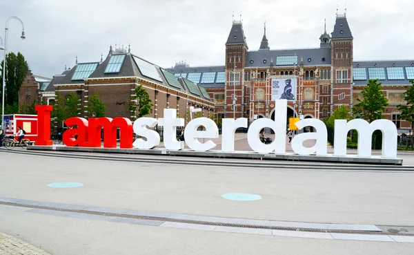 Amsterdam, Hollanda - 27 Mayıs, 2015: ünlü ben amsterdam beyaz ve kırmızı harfler Amsterdam şehir meydanında Museumplein üzerinde