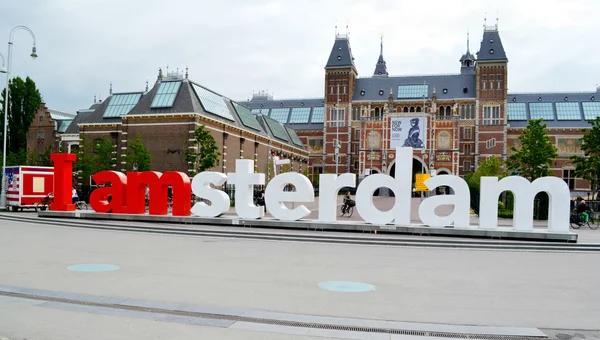 Amsterdam, Hollanda - 27 Mayıs, 2015: ünlü ben amsterdam beyaz ve kırmızı harfler Amsterdam şehir meydanında Museumplein üzerinde